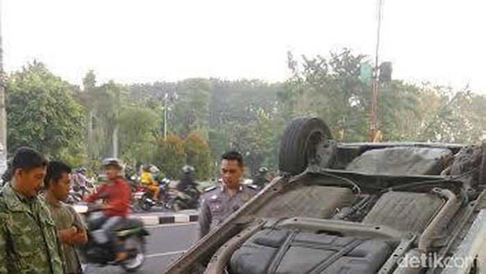 Honda Jazz Terbalik Usai Hantam Pot Bunga