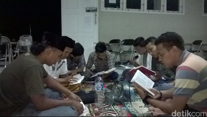 Melihat Mahasiswa Fisip Unsyiah Bertadarus di Kampus pada Malam Ramadan