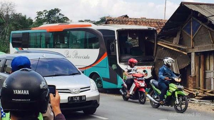 Diduga Rem Blong, Bus Pariwisata Tabrak Rumah di Megamendung Puncak