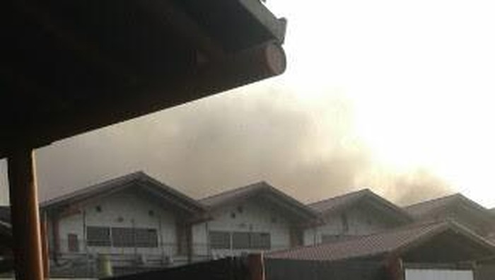Video Asap Hitam Membubung Tinggi di Atas Bandara Cengkareng