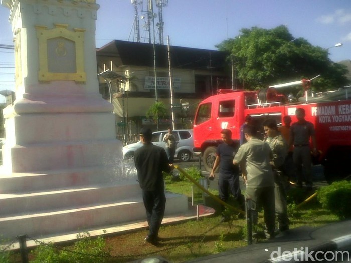 Corat-Coret Tugu Yogya, Bule Perempuan Tak Ditahan