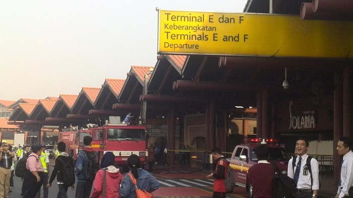 Damkar Masih Berusaha Padamkan Api di Terminal 2E Bandara Cengkareng