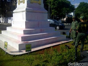 Bule Wanita Stres, Kotori Tugu Yogya Dengan Cat Merah
