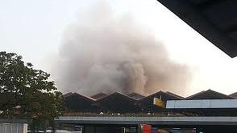 Asap Kebakaran di Bandara Cengkareng Membesar, Pengunjung 