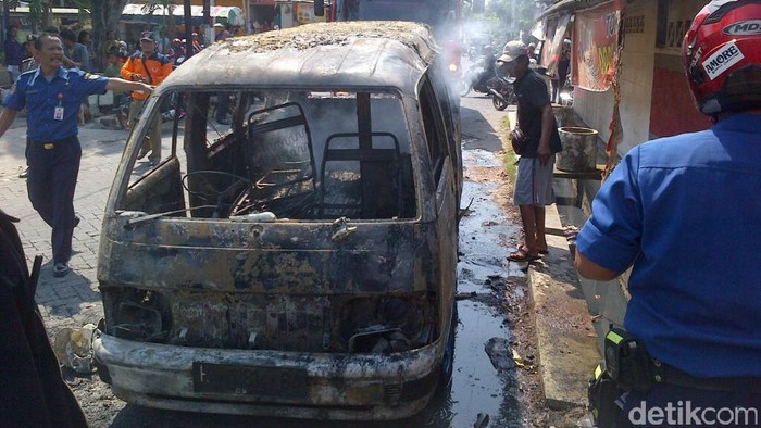 Pulang Dari Bengkel, Angkot di Semarang Terbakar