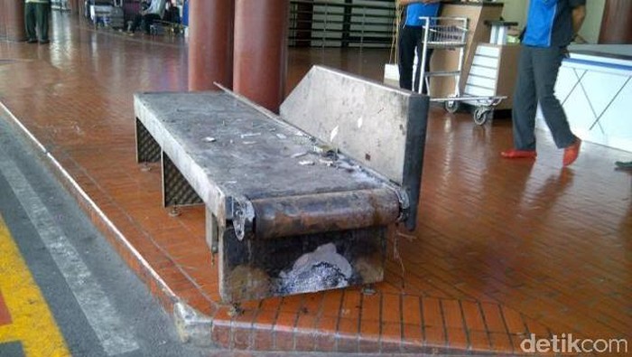 8 Conveyor yang Terbakar Dikeluarkan Dari Terminal 2E