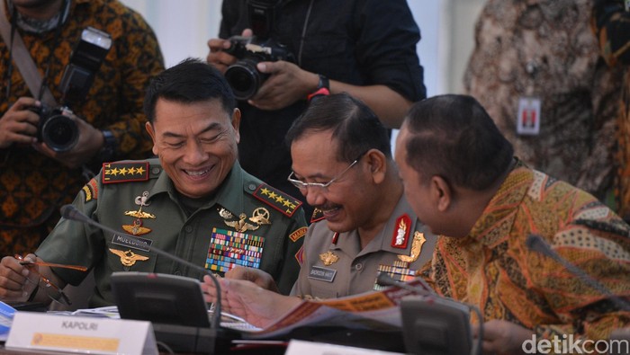 Saat Kepala BIN, Panglima TNI dan Kapolri Tertawa, Lihat Apa Pak?