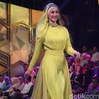 Berdasarkan tayangan Satu Jam Lebih Dekat dengan Desy Ratnasari, fakta baru dari hubungan cinta Irwan Mussry dan Desy terungkap. Irwan yang kini sudah menjadi suami Maia Estianty pernah menjalin cinta selama delapan tahun dengan pelantun Tenda Biru tersebut. Namun hubungan mereka kandas karena menurut Desy, dia dan pimpinan Time International itu memiliki visi dan misi yang berbeda. Foto: Rengga Sancaya/Detikcom