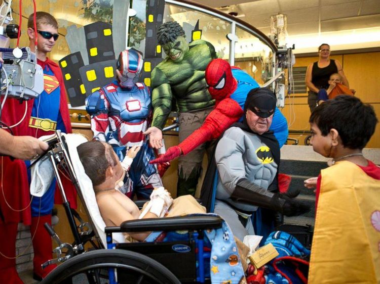 Suasana Ketika Pasien Anak Dikunjungi Batman, Spiderman, dan Superman