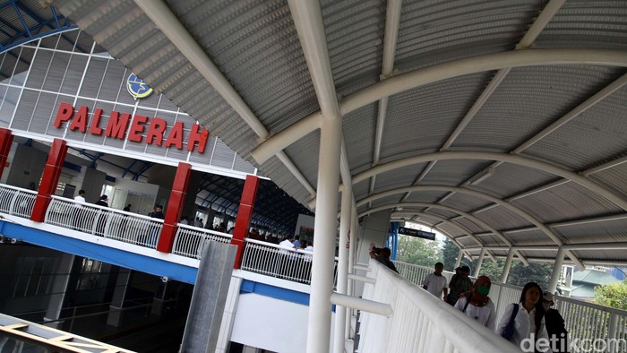 Revitalisasi Stasiun Palmerah, Jakarta, telah rampung, Senin (6/7/2015). Revitalisasi stasiun itu menelan biaya Rp 36 miliar. Ini penampakan Stasiun Palmerah setelah direvitalisasi. Hasan Alhabshy/detikcom.