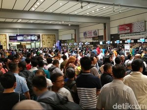 Begini Situasi Antrean Check In di Counter Garuda Pagi Ini