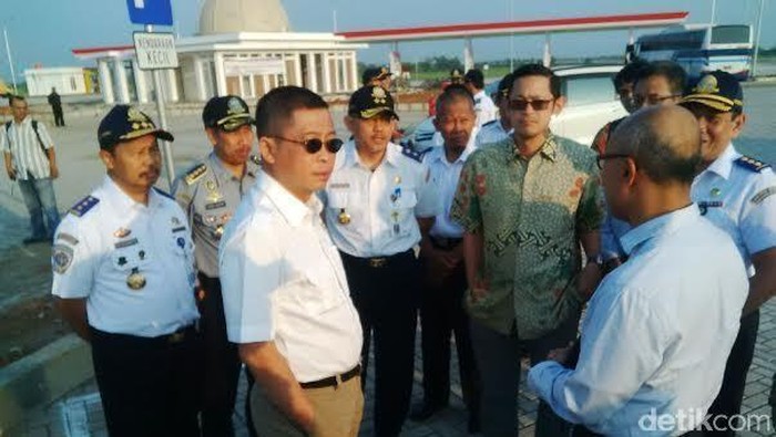 Cek Penanganan Kebakaran, Menhub Jonan Mejeng di Fire Fighter F1