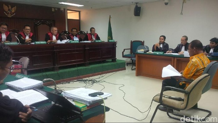 Eks Gubernur Papua Sebut Dakwaan Korupsi Rp 43,3 Miliar Hanya Fitnah