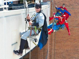 Setiap Rabu, di Tempat Ini Ada 3 Superhero yang Akan Hibur Pasien Anak