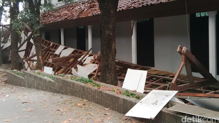 Brak! Atap Gedung di Kompleks Perpustakaan Nasional Ambruk