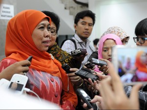 Mensos Khofifah Periksa Stok Beras Bulog di Probolinggo