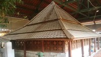 Lokasi Giri Kedaton kira-kira beberapa ratus meter dari makan Sunan Giri. Para pengunjung yang berziarah sekaligus berwisata ke Giri Kedaton. (Imam Wahyudiyanta/detikTravel)