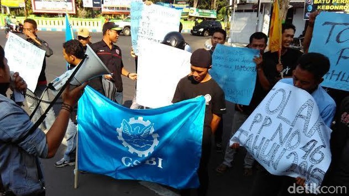 Puluhan Buruh Demo Disnaker Tolak PP JHT