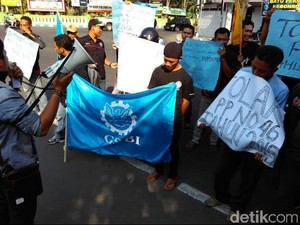 Puluhan Buruh Demo Disnaker Tolak PP JHT