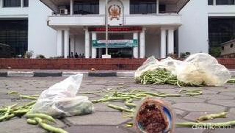 Pedagang Lempari Kantor Wali Kota Medan dengan Sayur dan Buah Pedagang Lempari Kantor Wali Kota Medan dengan Sayur dan Buah