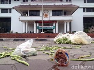Pedagang Lempari Kantor Wali Kota Medan dengan Sayur dan Buah