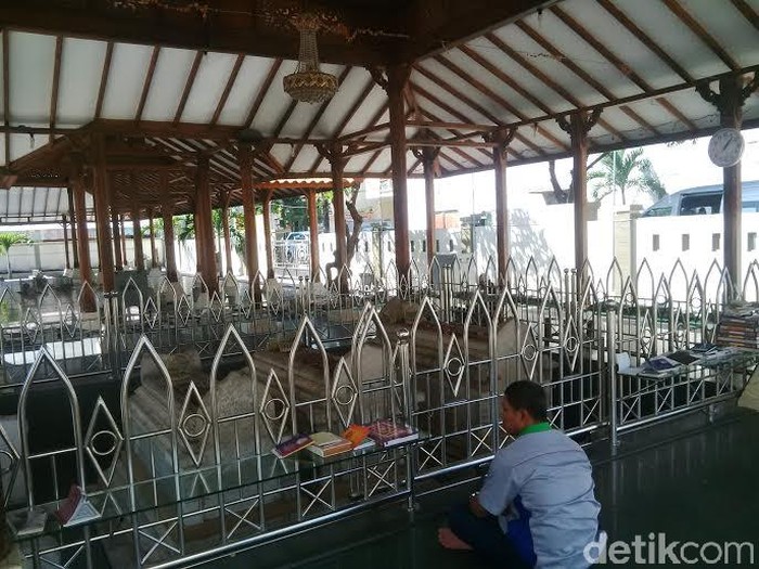 Sunan Malik Ibrahim di Gresik, Jawa Timur Sunan Malik Ibrahim di Gresik, Jawa Timur