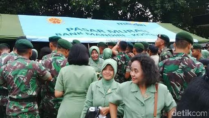 Ribuan Prajurit dan PNS Kostrad Serbu Stand Bazar Murah