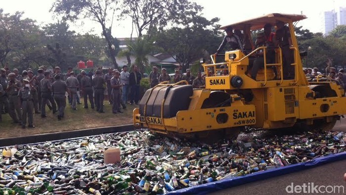 11.321 Botol Miras Dimusnahkan di Silang Monas