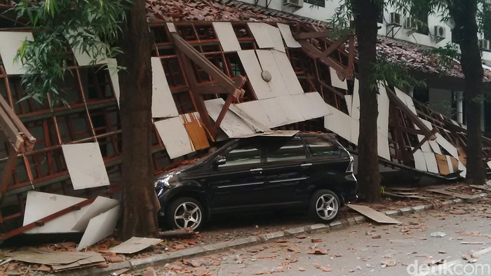 Atap yang Ambruk Bagian dari Gedung Heritage Perpustakaan Nasional