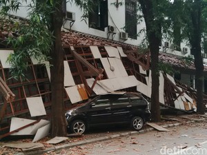 Atap yang Ambruk Bagian dari Gedung Heritage Perpustakaan Nasional