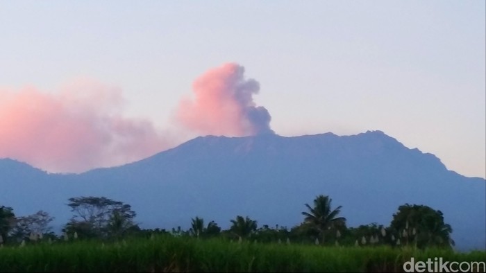 Abu Vulkanik Gunung Raung Mengarah ke Perairan Selatan Bali