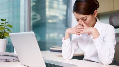 Ilustrasi karyawan yang sedang lelah dan mengantuk di kantor