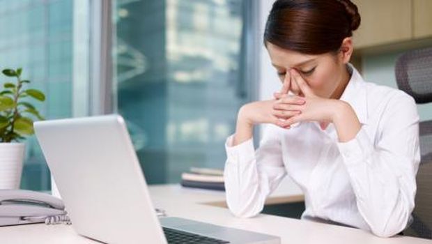 Ilustrasi karyawan yang sedang lelah dan mengantuk di kantor