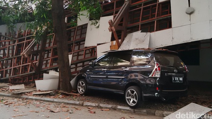 Atap di Perpustakaan Nasional Ambruk, Timpa Mobil dan 2 Orang Luka
