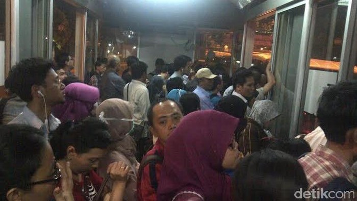 Kesal, Penumpang Memaksa Naik Bus TransJ yang akan Isi BBG di Kuningan