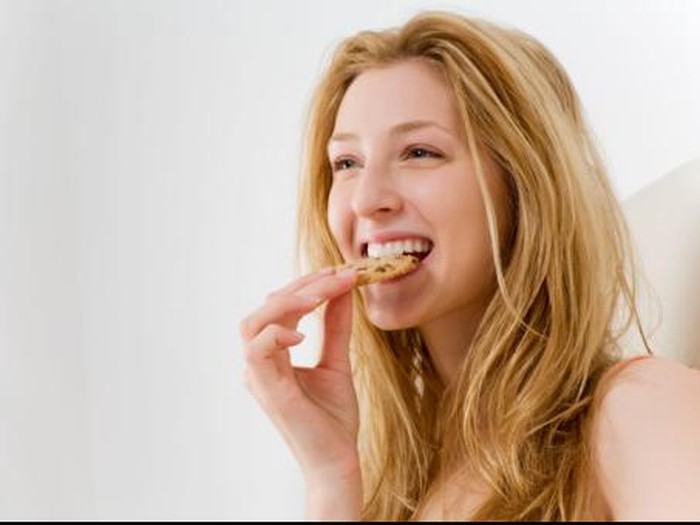 Sulit Menahan Keinginan Ngemil di Malam Hari? Bisa Jadi Ini Penyebabnya