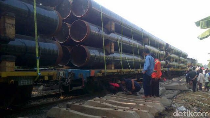 Kereta Api Anjlok, Calon Penumpang Terpaksa Gunakan Bus