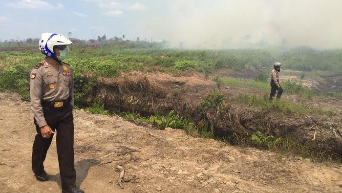 Kapolda Kalbar Bahu Membahu dengan Warga Padamkan Api di Lahan Gambut