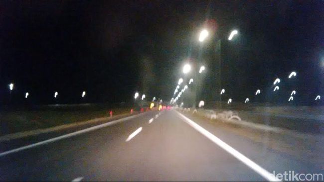 Hanya Diterangi Lampu Mobil  Begini Kondisi Tol Cipali di  