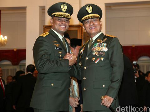 Jenderal Gatot Nurmantyo resmi dilantik menjadi Panglima TNI di Istana Negara, Rabu (8/7/2015). Jenderal Gatot Nurmantyo dilantik oleh Presiden Jokowi di Istana Negara. Gatot menggantikan Panglima Jendral TNI Moeldoko. Gatot melakukan salam komando dengan Moeldoko. Agung Pambudhy/detikcom.