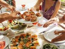 Tipu-tipu Bos Travel Bawa Rombongan Turis Tanpa Bayar di Restoran Playen