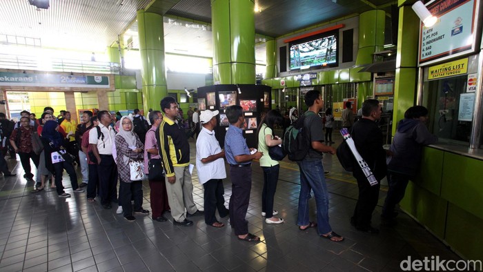 Tak hanya untuk kelas ekonomi di Stasiun Kereta Api Pasar Senen yang mulai diserbu oleh para calon penumpang untuk mudik lebara. Untuk tiket kelas Eksekutif di Stasiun Gambir pun sudah mulai ramai diserbu pemudik meski tak seramai di Stasiun Pasar Senen, Selasa (3/7/2012). Rachman Haryanto/detikcom. File/detikFoto.