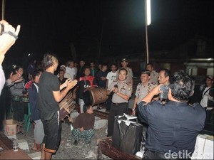 Cegah Tawuran, Kapolres Jaktim Sahur Bareng Warga di Pinggir Rel KA