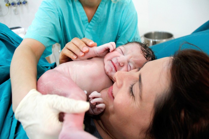 ibu dan bayi baru lahir di rumah sakit