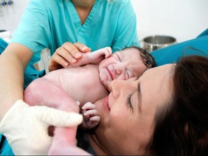 Dengan Kacamata Khusus, Ibu Ini Bisa Lihat Bayinya Lebih Jelas