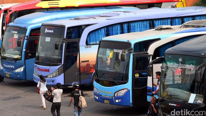 Terminal Lebak Bulus menjadi salah satu titik yang melayani para pemudik lebaran untuk menuju kampung halamannya di  wilayah Jawa dan Sumatera. Para armada dan organda bus antar kota antar provinsi pun bersiap sambut para pemudik. Rachman Haryanto/detikcom. File/detikFoto.