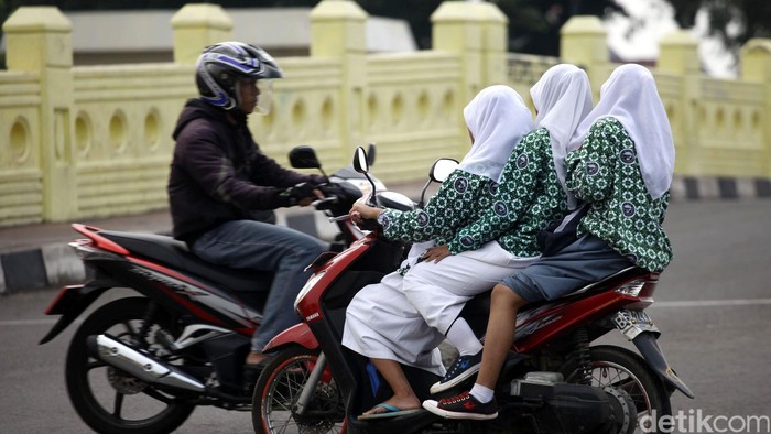 Di usianya yang masih remaja, sejumlah anak di Jakarta telah dibekali sepeda motor untuk segala aktivitasnya. Wajar saja para pengendara ini, kerap melanggar aturan lalu lintas. Para pelajar mengendarai sepeda motor tanpa menggunakan helm di jalan inspeksi Kanal Banjir Timur, Cipinang, Jakarta Timur, Selasa (10/09/2013). Grandyos Zafna/detikcom. File/detikFoto.