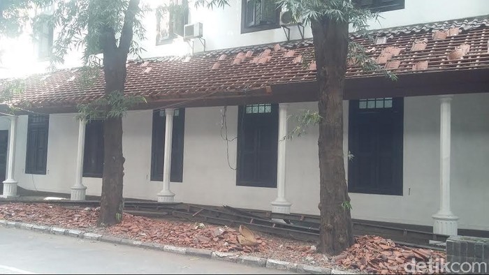 2 Hari Berlalu, Atap Perpustakaan Nasional yang Ambrol Belum Dibenahi