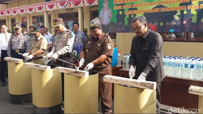 Jelang Lebaran, Polres Pacitan Musnahkan Ribuan Liter Miras