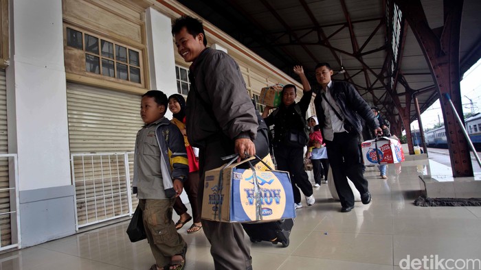 Para pemudik tiba dari kampung halaman dengan menggunakan kereta tujuan Semarang - St Senen, Jakarta, Rabu (22/8). Lonjakan arus balik para pemudik yang melaksanakan lebaran di kampung halamannya mulai terlihat di Stasiun Senen pada H+4 hal ini dikarenakan telah selesai masa cuti bersama dan diprediksi puncak arus balik pemudik pada H+6. Jhoni Hutapea/detikcom. File/detikFoto.